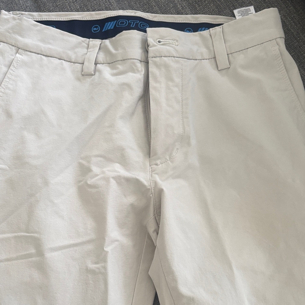Vineyard Vines Men's Chinos in Light Tan
Like new! Great for spring/summer